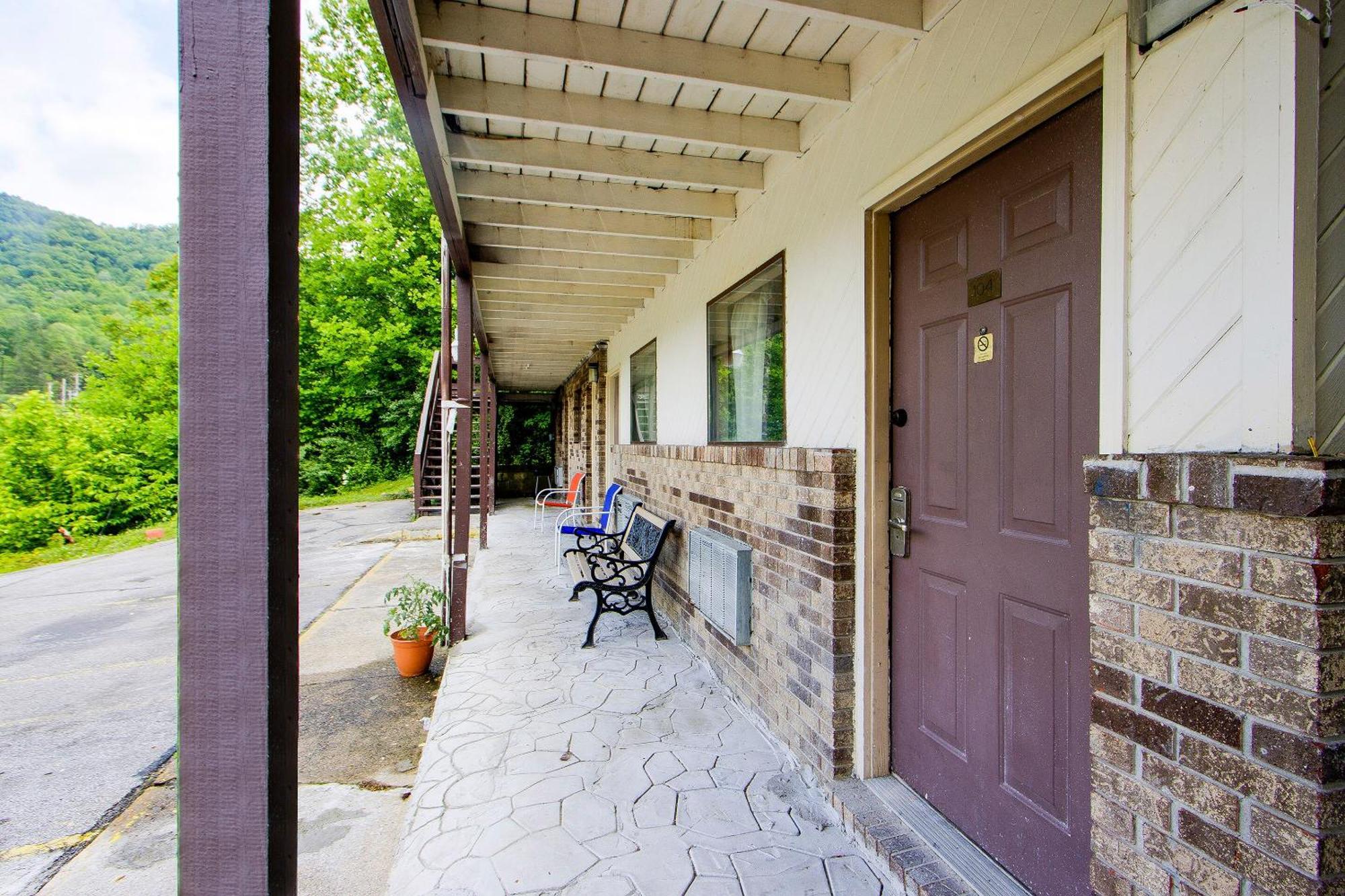 OYO Hotel Chapmanville Inn, WV - Hwy 119 Eksteriør billede