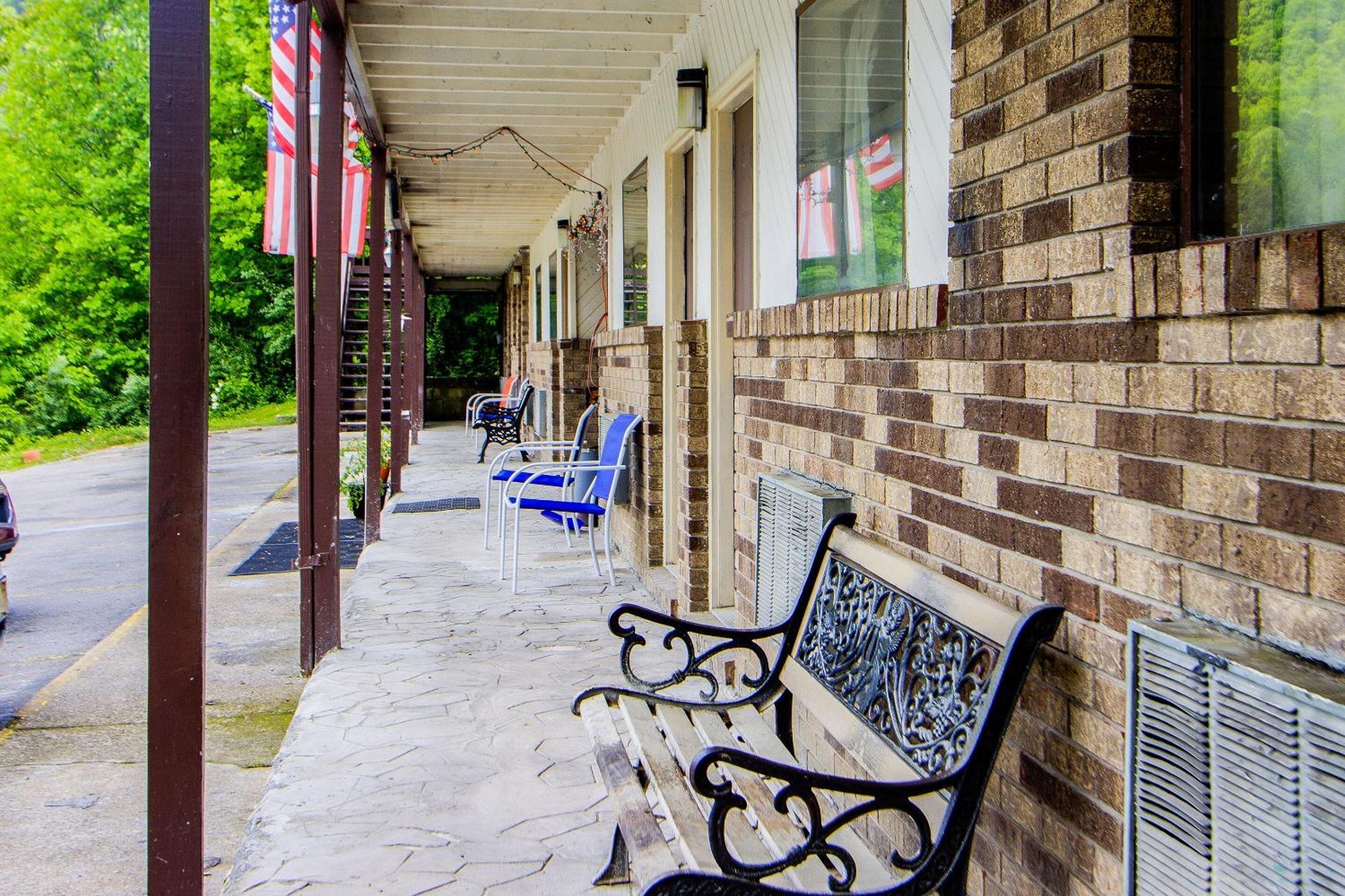 OYO Hotel Chapmanville Inn, WV - Hwy 119 Eksteriør billede